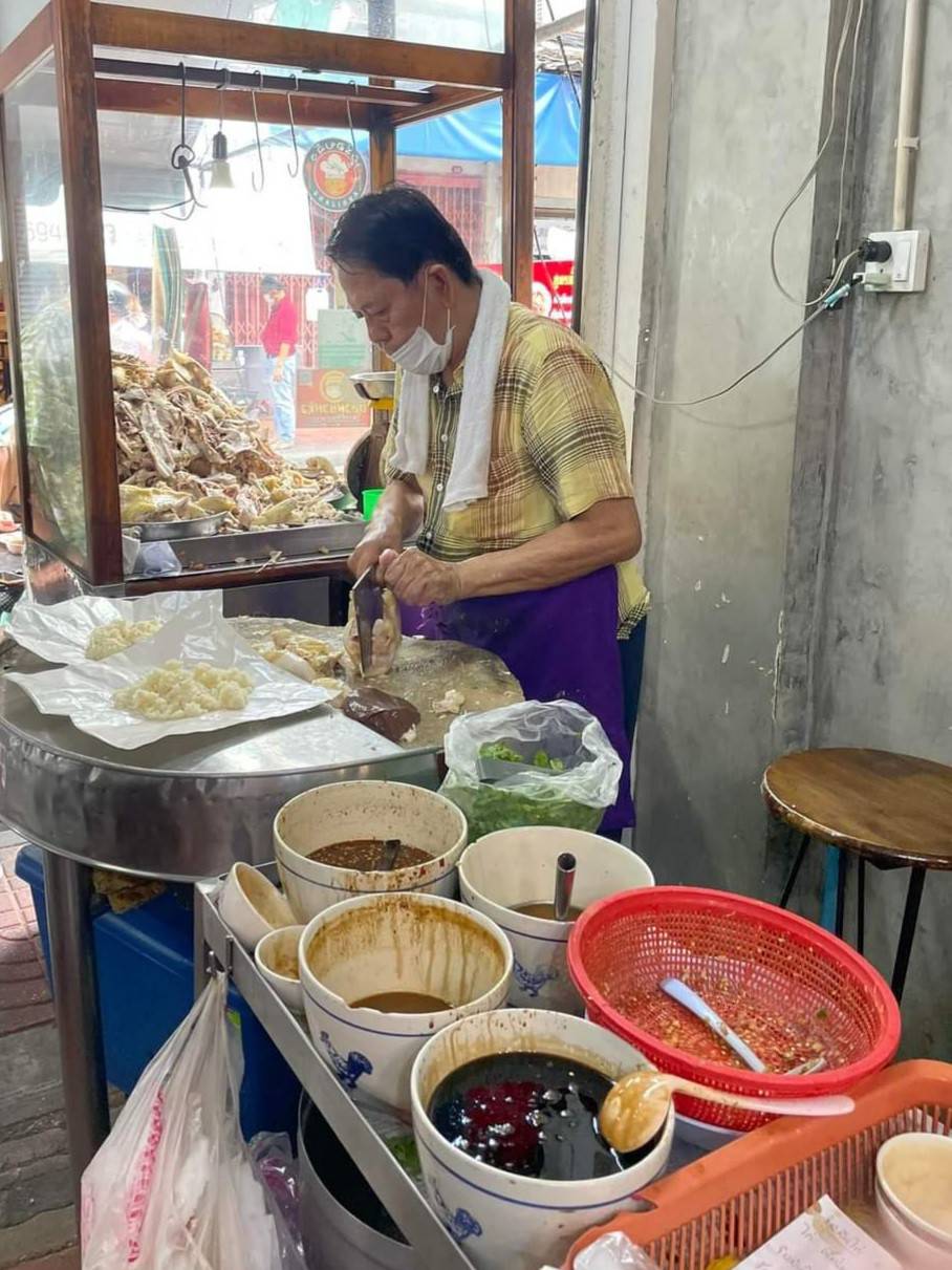 ข้าวมันไก่ แปลงนาม เจ้าเก่า ขายมากว่า 70 ปี