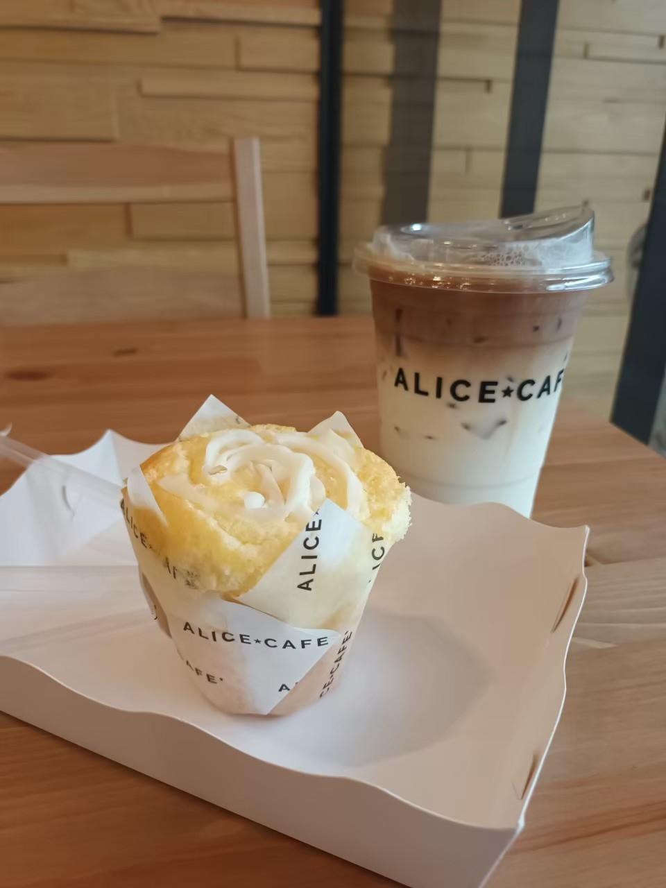 Alice Cafe ชิฟฟอน มะพร้าว เจ้าอร่อย ย่านพระนคร