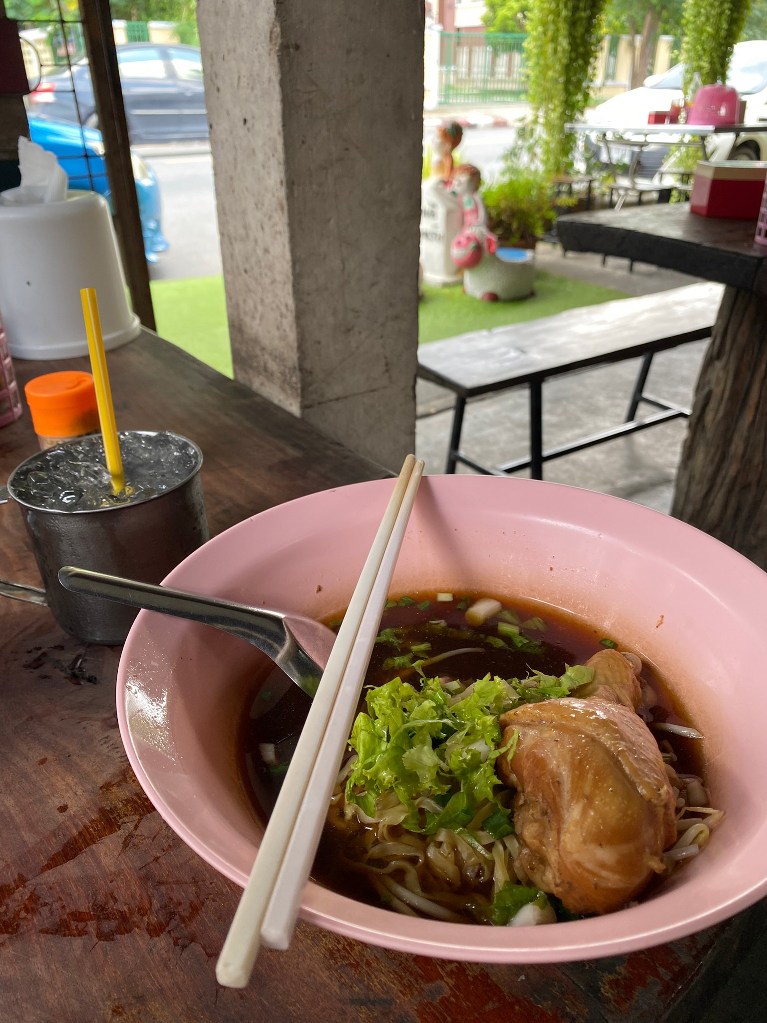 ก๋วยเตี๋ยวไก่หน้าเมือง น่องไก่ ชื้นโต ๆ จนใคร ๆ ก็ติดใจ ที่ ฉะเชิงเทรา