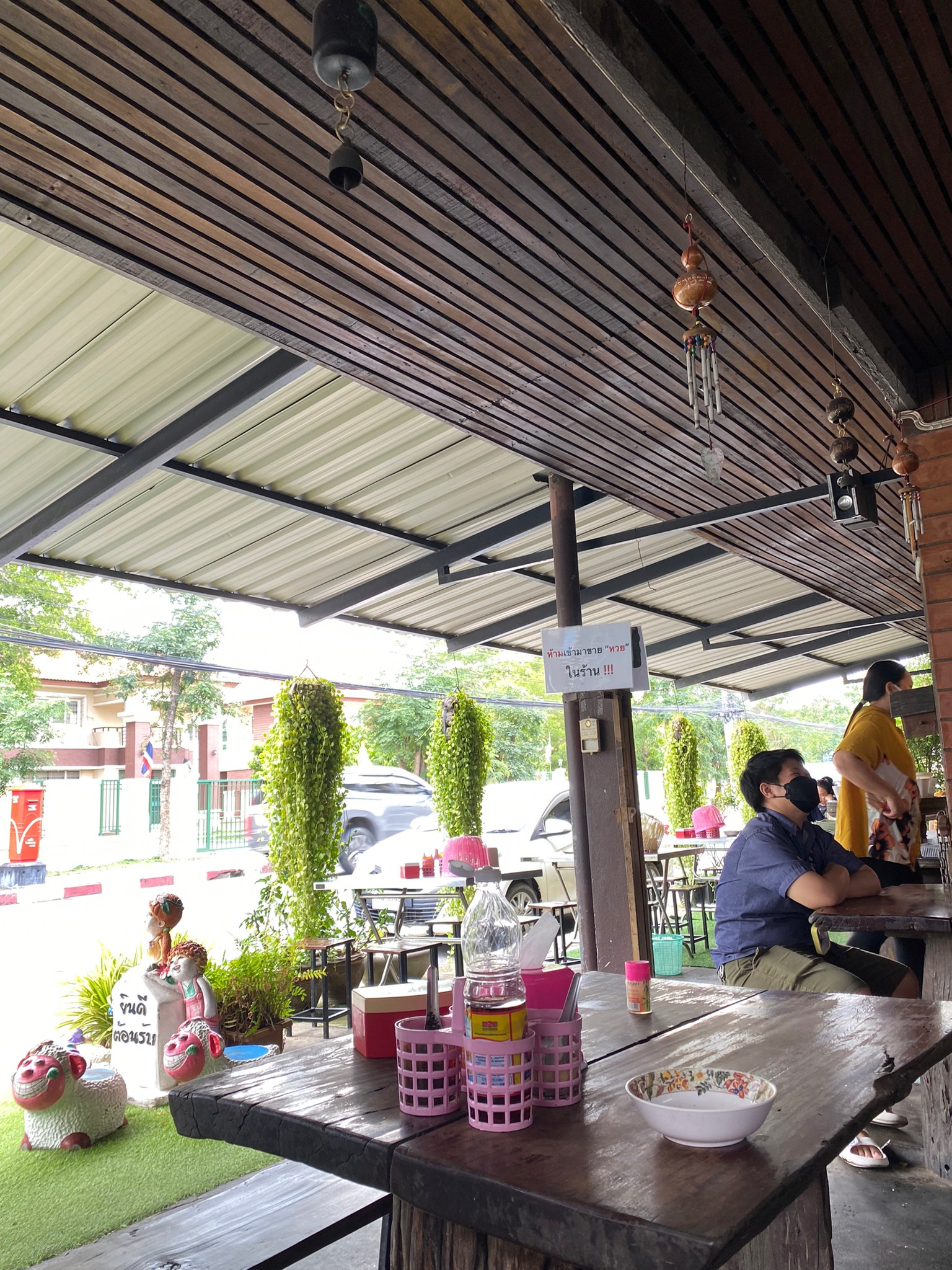 ก๋วยเตี๋ยวไก่หน้าเมือง น่องไก่ ชื้นโต ๆ จนใคร ๆ ก็ติดใจ ที่ ฉะเชิงเทรา