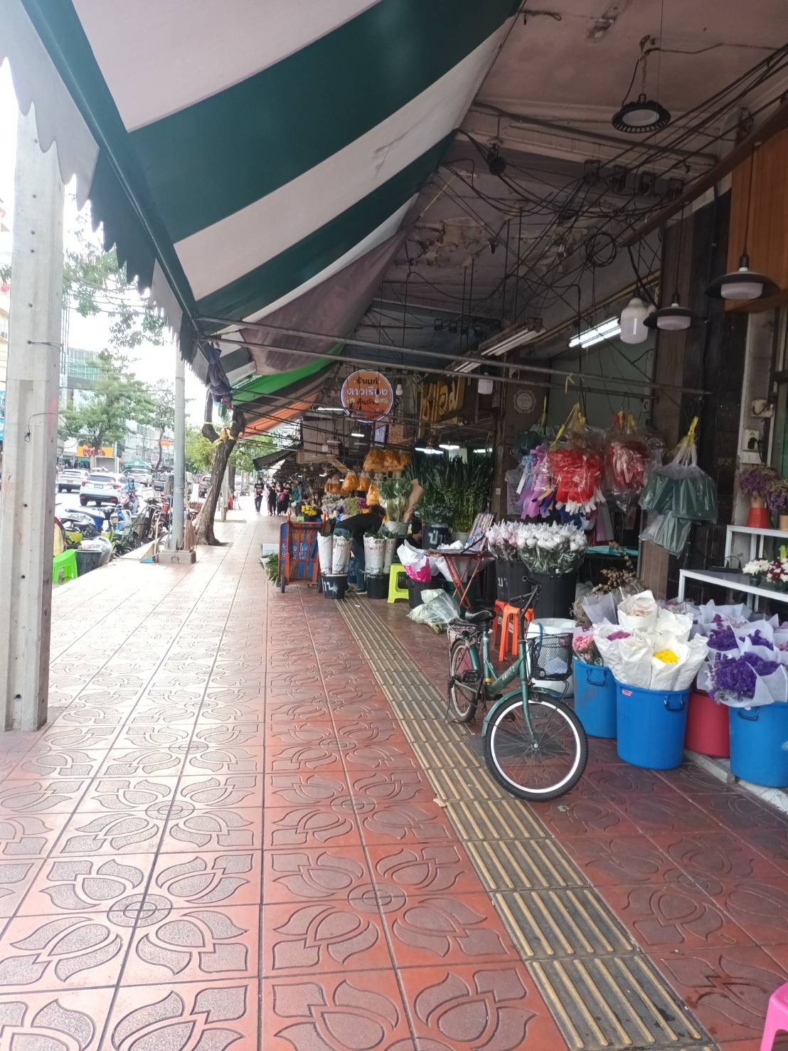 ปากคลองตลาด พื้นที่ แห่ง ความสุข ของคนชอบ ดอกไม้ เดินเที่ยวได้ทั้งวัน