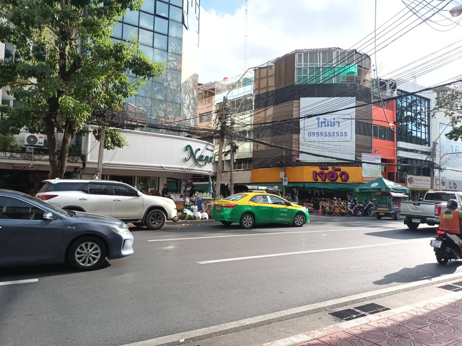 ปากคลองตลาด พื้นที่ แห่ง ความสุข ของคนชอบ ดอกไม้ เดินเที่ยวได้ทั้งวัน