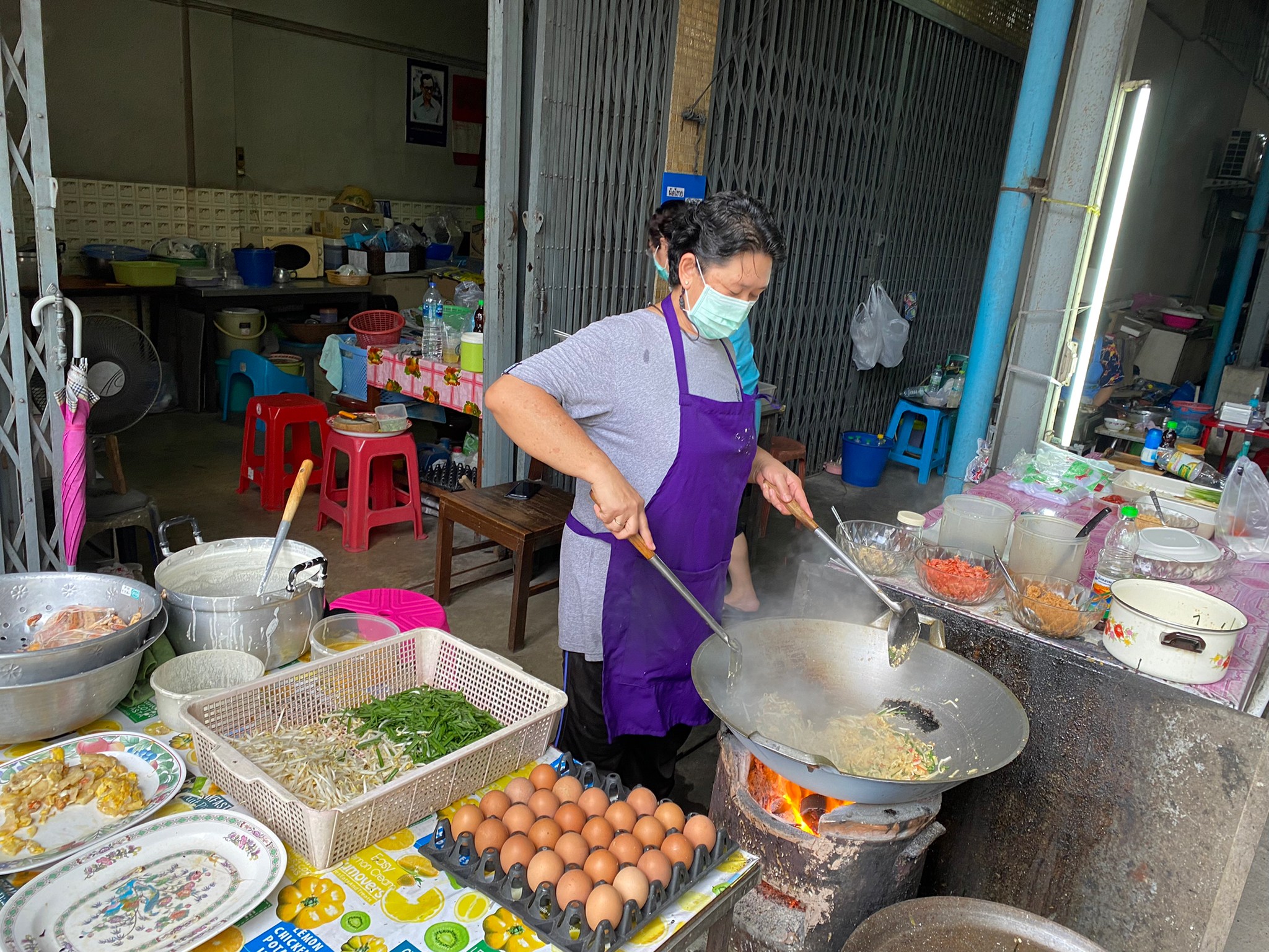 เจ๊แต๋ว ผัดไทย หอยทอดโบราณ เตาถ่าน เจ้าอร่อย ที่ วิหารแดง